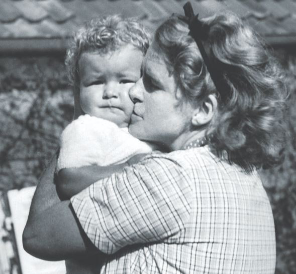 Ilse Hess - um membro constante do partido nazista desde 1921 - apresentou seu futuro marido, Rudolf Hess, a Hitler, que mais tarde se tornou padrinho de seu filho. Foto de Sueddeutsche Zeitung / Alamy Stock Photo)