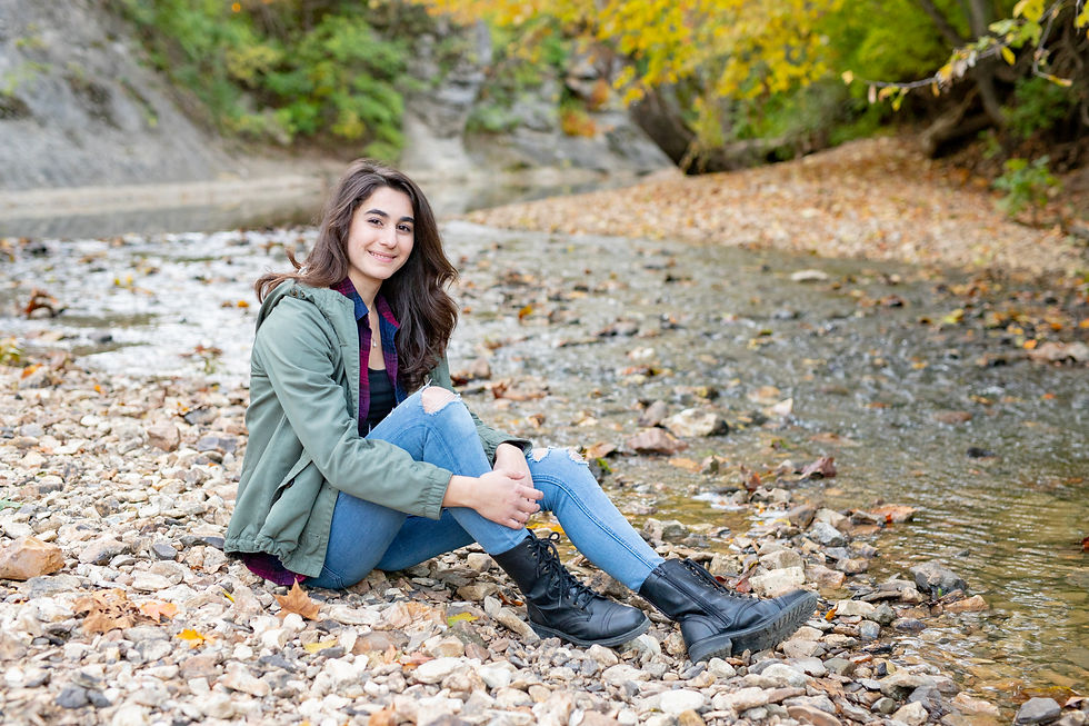 Relaxed senior portrait session in the afternoon in Columbia, MO | KatFour Photo
