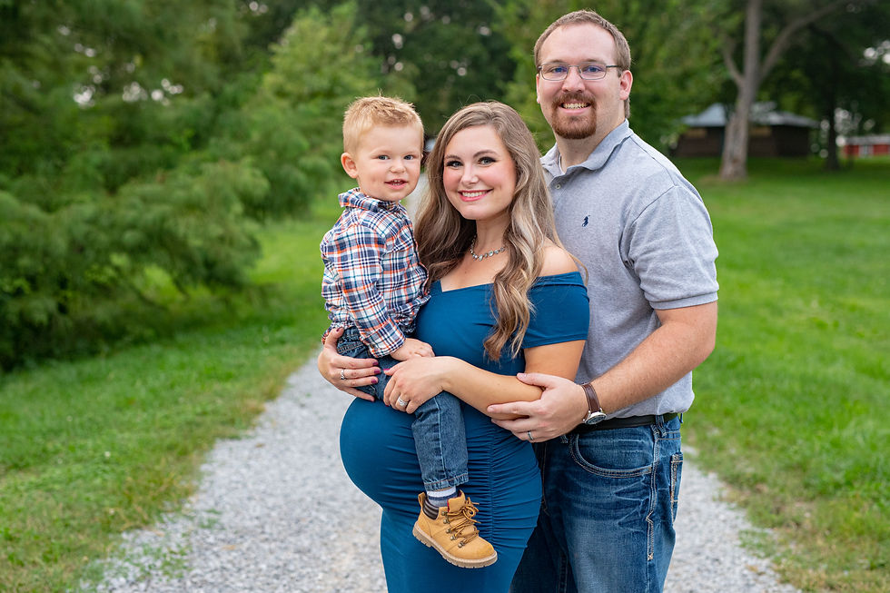 Sweet maternity session in even, natural light in Columbia, MO | KatFour Photo