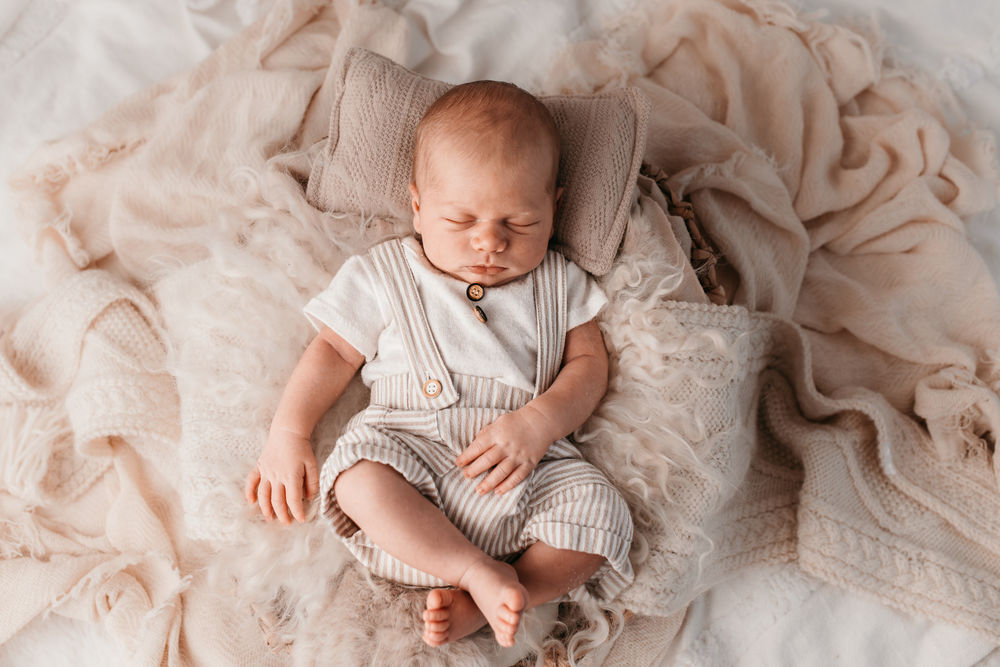Neugeborenenfotografie in santen Boho Farben