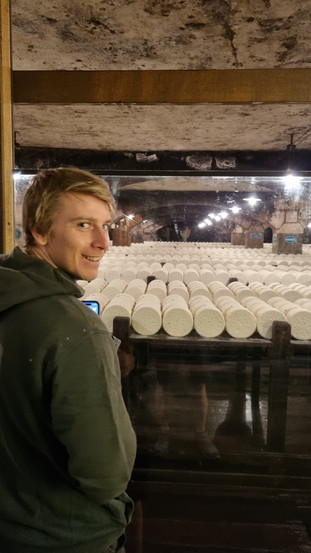 Baptiste salivant devant la cave de Roquefort