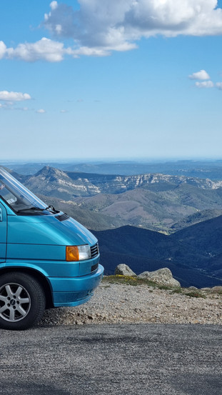 Le van sur les routes étroites et perchées des Cévennes