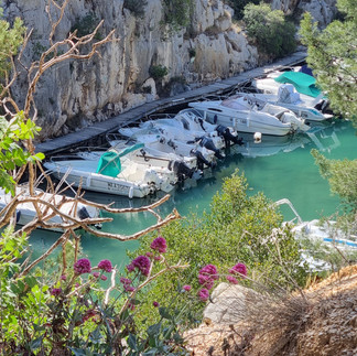 Des bateaux dans une calanque