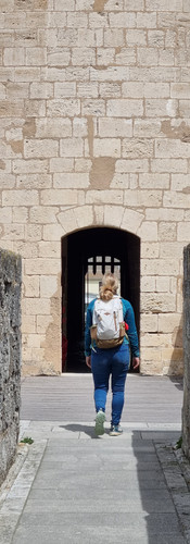 Manon impressionnée par l'imposante tour.