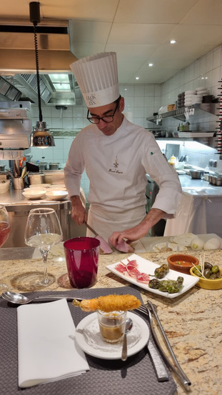Le chef en plein travail devant sa salle de restaurant