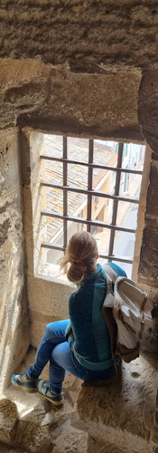 Manon observant les ruelles de Aigues-Mortes depuis l'intérieur des remparts
