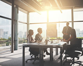 la-estrategia-es-la-clave-del-exito-foto-de-empresarios-corporativos-que-tienen-una-reunio