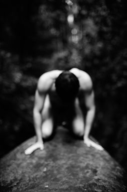 João Pacca se encontra numa pedra, sobre seus joelhos e rosto escondido.