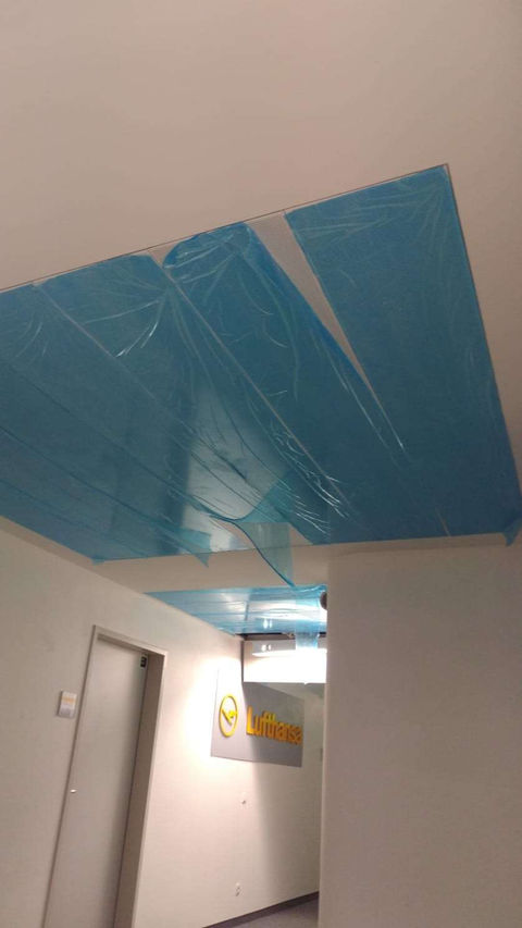 Blaue Schutzfolie an der Decke, Lufthansa Logo sichtbar