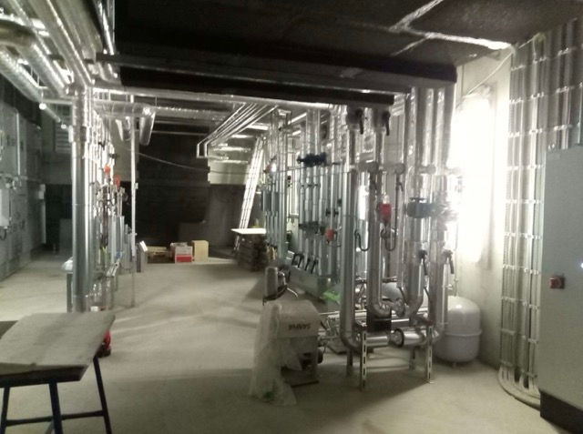 Industrielle Rohre und Anlagen in einem Raum