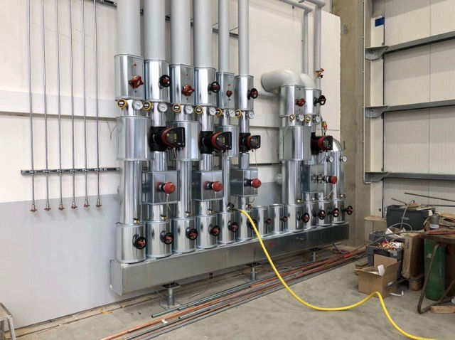 Industrielle Heizungsanlage mit Rohren und Ventilen