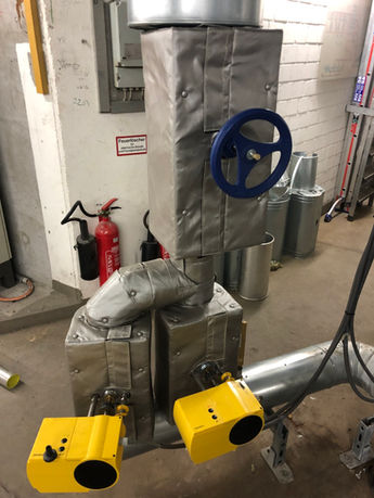 Industrielle Rohrleitungen mit Wärmedämmung und Sensoren