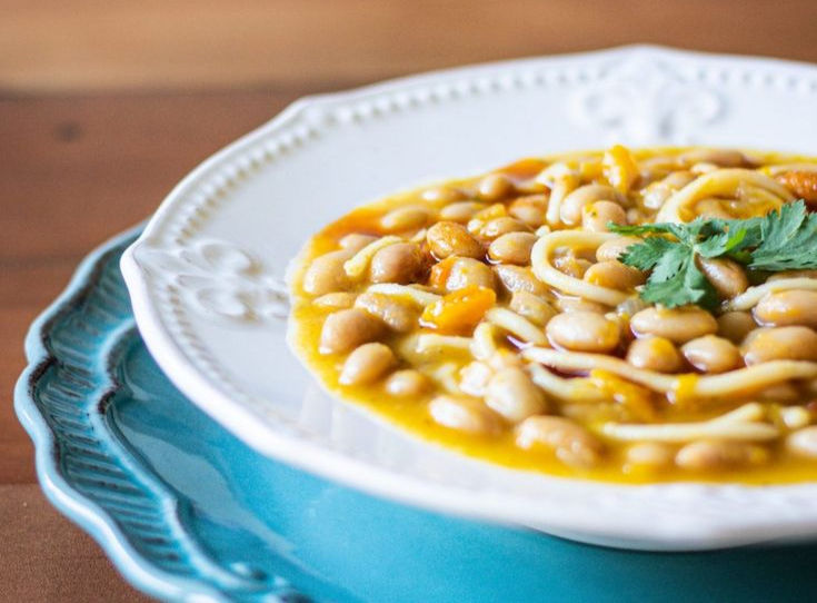 plato de porotos con rienda, una preparacion chilena tradicional