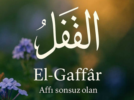 Pastel tonlarda bir çiçek bahçesi fonunda, Arapça “ٱلْغَفَّارُ” (El-Gaffâr) yazısı yer alıyor. Altında Türkçe karşılığı olan “El-Gaffâr – Affı Sonsuz Olan” ifadesi bulunmakta. Sağ altta “@sesliterapi” etiketi zarif biçimde yerleştirilmiş.