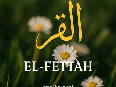 El-Fettâh Esması – Kalpleri ve kaderi açan ilâhî isim, doğa manzaralı hat sanatıyla 1:1 formatta tasarlanmış dijital görsel.