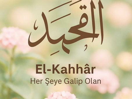 Arapça “ٱلْقَهَّارُ” (El-Kahhâr) yazısı, pastel tonlarda çiçekli bir arka plan üzerinde zarifçe konumlanmış. Altında “El-Kahhâr – Her Şeye Galip Olan” yazısı ve sağ alt köşede “@sesliterapi” etiketi yer almakta.