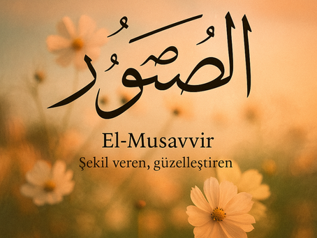 Arapça “ٱلْمُصَوِّرُ” (El-Musavvir) yazısı, pastel çiçekler arasında zarifçe yer almakta. Altında “El-Musavvir – Şekil veren, güzelleştiren” yazmakta. Sağ altta @sesliterapi etiketi bulunuyor. Arka plan, turuncu ve yeşil tonlarda huzurlu bir çiçek tarlası.