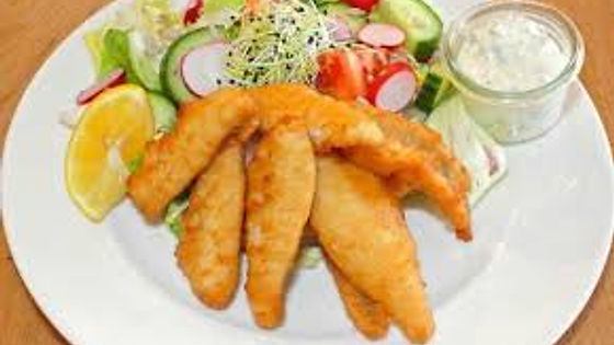 Bunter Salatteller mit Fisch Chnusperli vom Zander