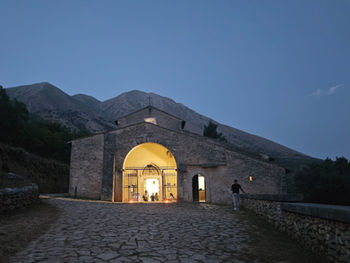 De Santa Maria in Valle Porclaneta met dezelfde contouren als de Monte Velino op de achtergrond