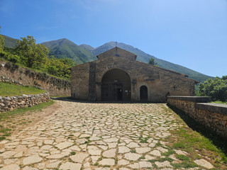 De Santa Maria in Valle Porclaneta met dezelfde contouren als de Monte Velino op de achtergrond