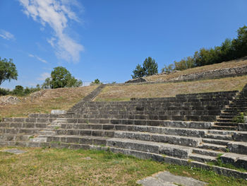 Een detail van de tribune van het oude Romeinse theater van Amiternum