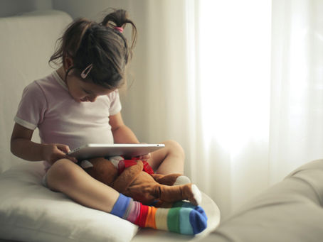 Екранното време и детското развитие: рискове и препоръки