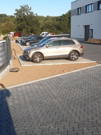 Maschinell verlegte Pflasterfläche mit über 800 Quadratmetern für Parkplatz und Gewerbeobjekt