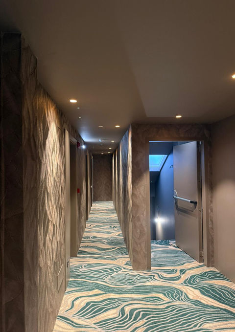 Papier peint décoratif couloir hôtel luxe Verbier, LiMi Peinture