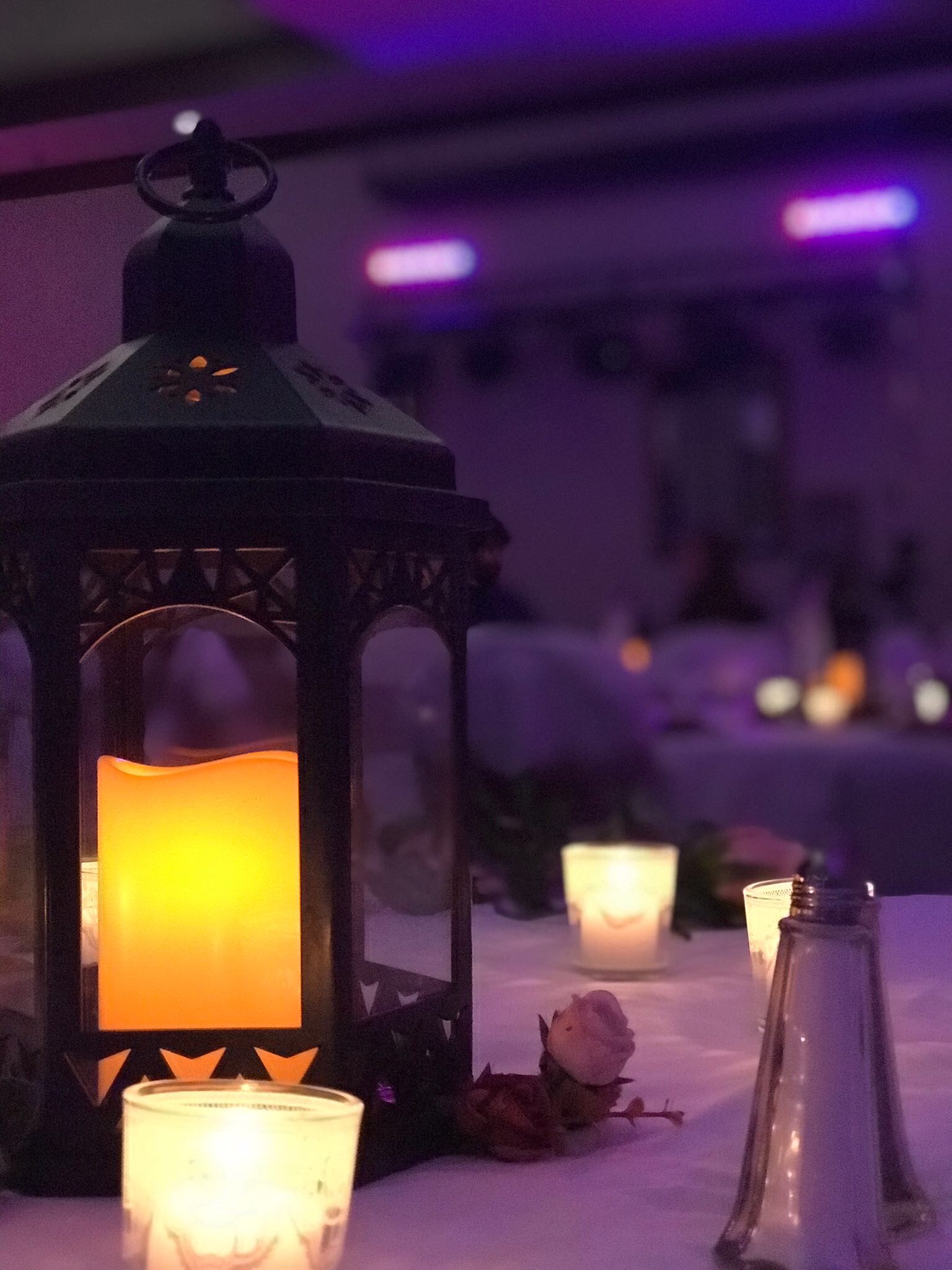 Table setting with wash lighting