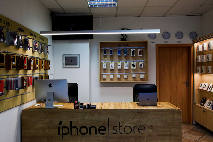 iPHONE STORE 13.jpg
