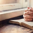 Mujer con la biblia