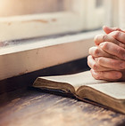 Mujer con la biblia