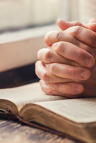 Mulher com a Bíblia