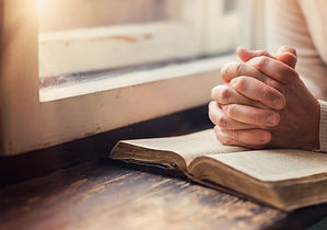 Mujer con la biblia