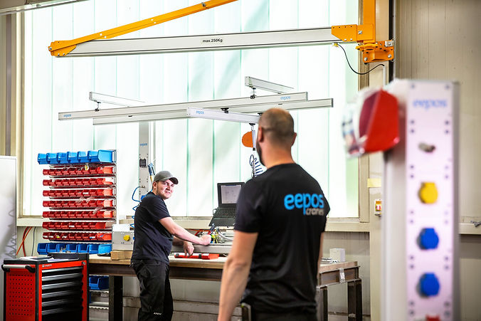 eepos-nano-arbeitsplatz-kran-werkbank-werkzeuge-arbeitsstation-schienensystem.jpg