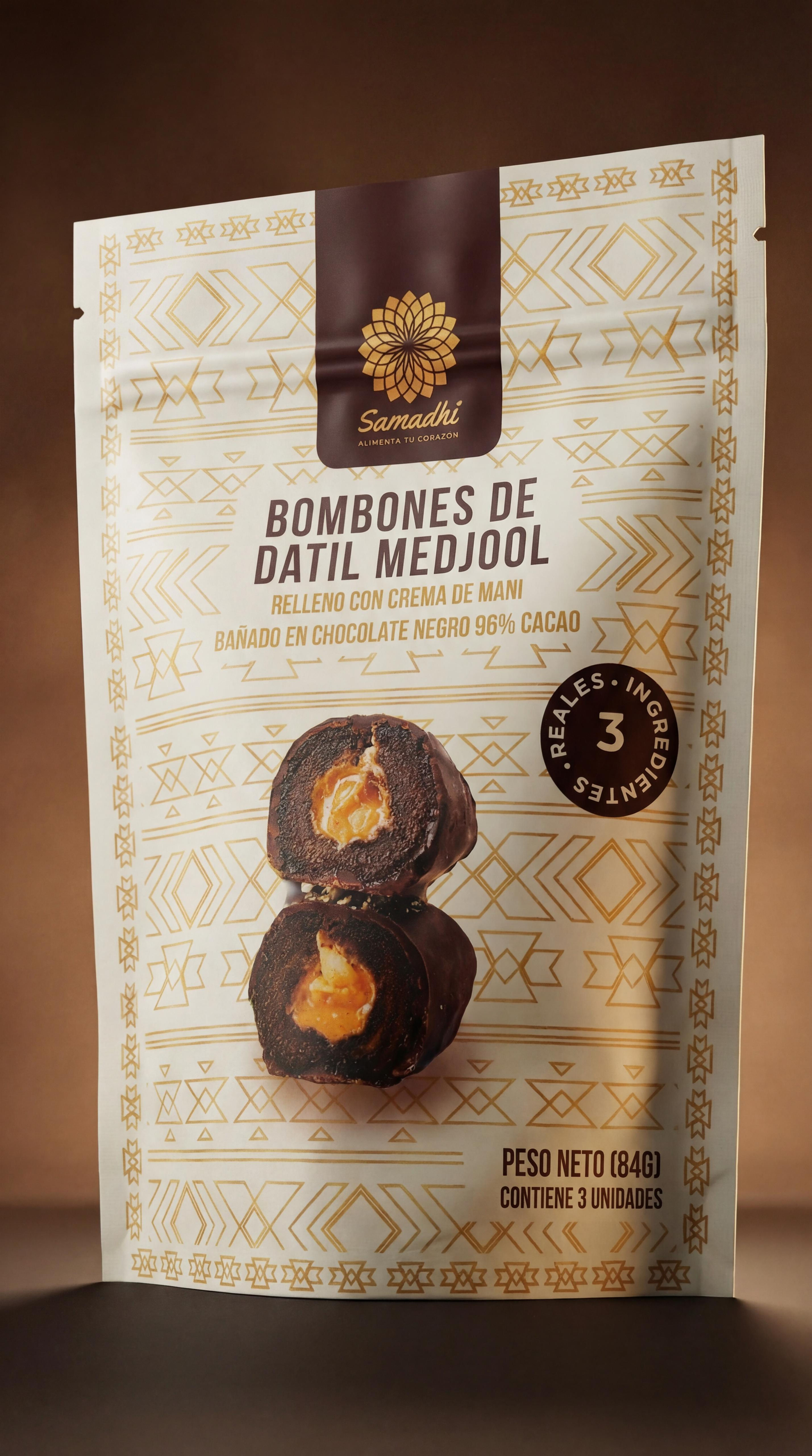 Bombones de datil medjool relleno de crema de mani bañado en chocolate negro