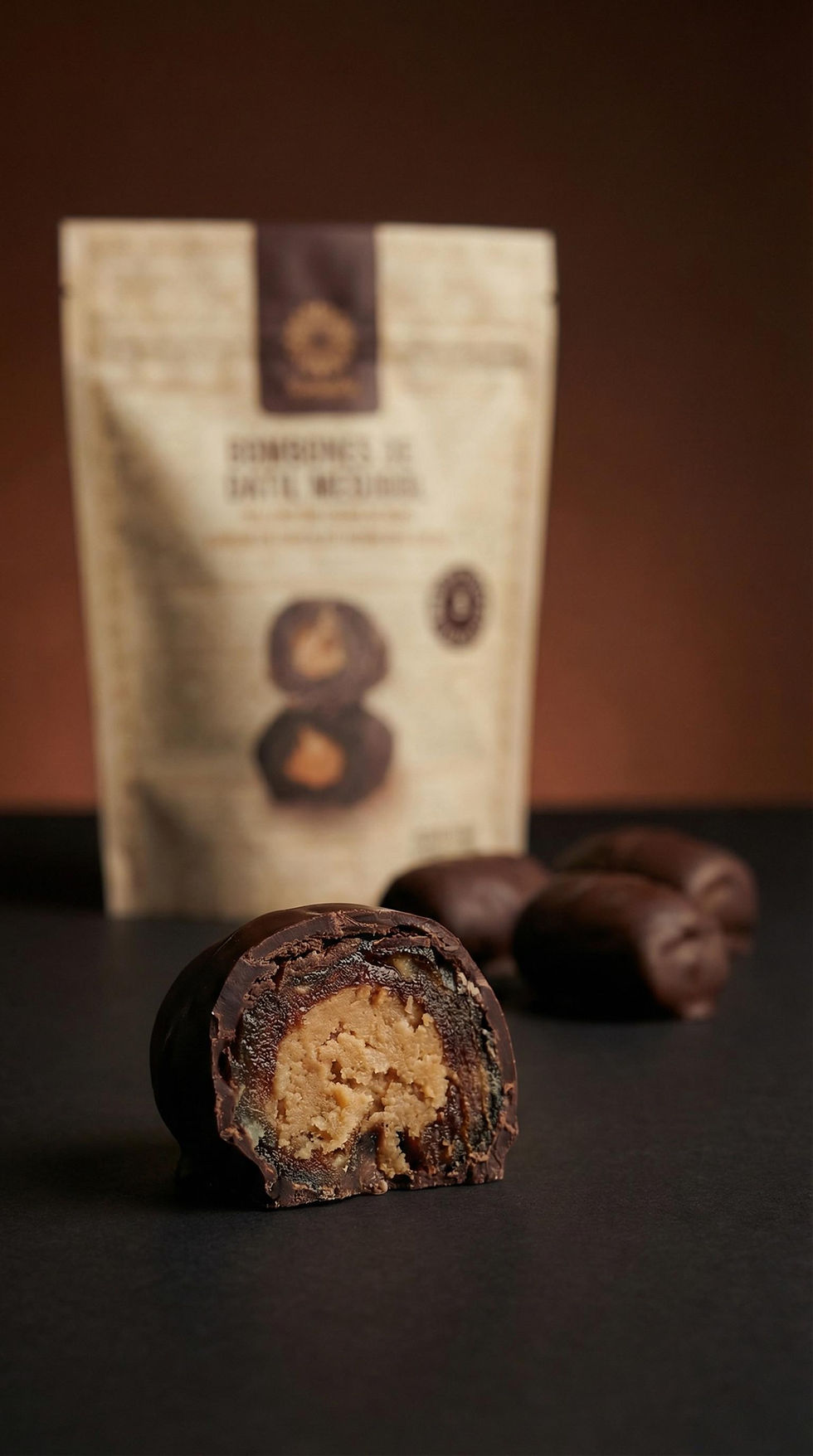 Miniatura: Bombones de datil medjool relleno de crema de mani bañado en chocolate negro