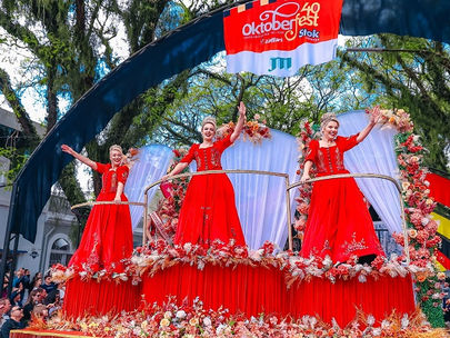 Desfile Temático em homenagem aos 40 anos de Oktoberfest atrai mais de 30 mil pessoas à Rua Marechal Floriano