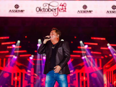 Segundo período da 40ª Oktoberfest tem shows, desfiles e uma multidão no parque e na cidade