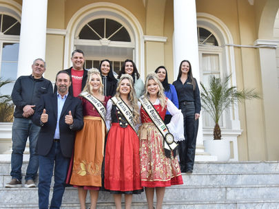 Corte da 40ª Oktoberfest é recebida pelo prefeito