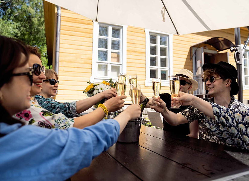 Ystäviä juhlimassa Bastion Bistrossa.