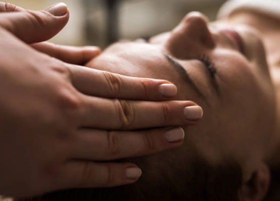 vrouwenhand massage vrouwenhoofd, cranio sacrale therapie, reiki, shiatsu