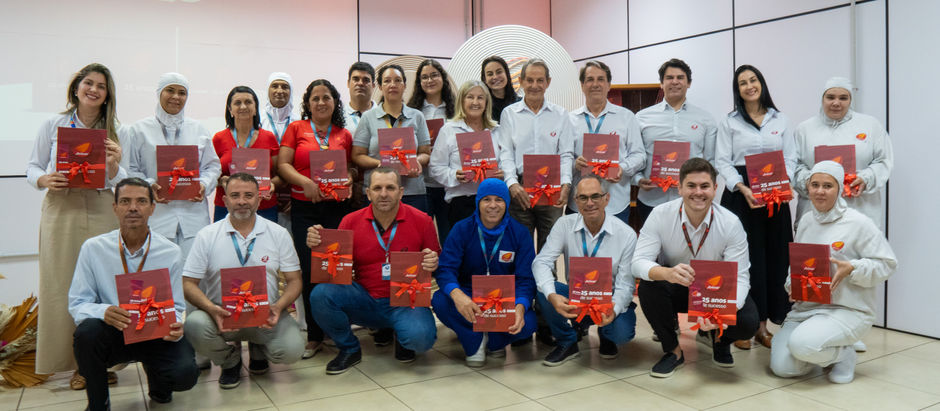 Avivar Alimentos lança livro comemorativo em celebração aos 25 anos de sucesso