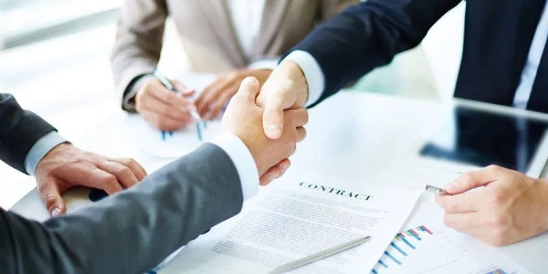 abogados firmando una cesión de derechos
