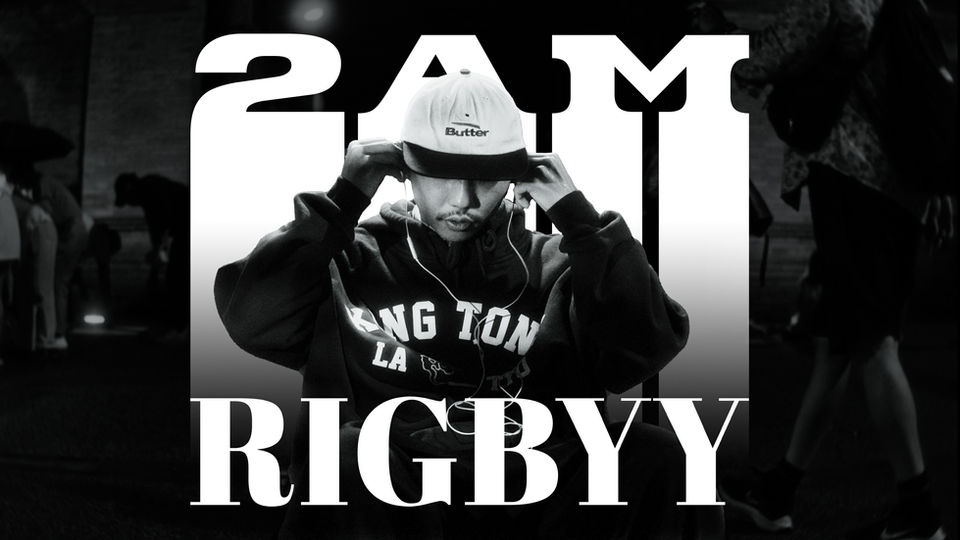 man wearing a baseball hat with a text saying "2am rigbyy". thumbnail cover of a music video