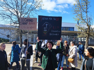 Mardi 2 avril : importante manifestation à Pont de Chéruy « Non au ‘choc des savoirs’ ! Non au tri des élèves ! » « De l’argent pour l’Éducation, pas pour les marchands d’canons ! »