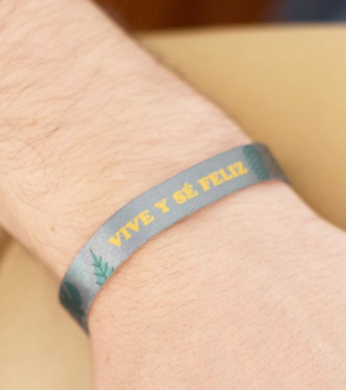 Pulsera de tela “Vive y se feliz”