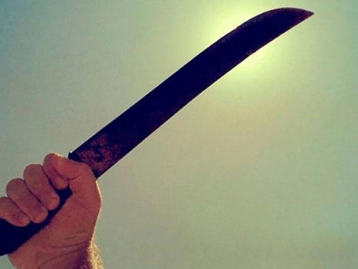 Homem é preso após ameaçar matar esposa com facão no interior