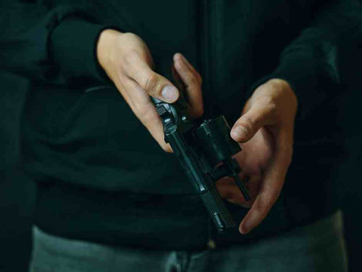 Vizinhos ouvem tiros e acham mulher baleada dentro de casa