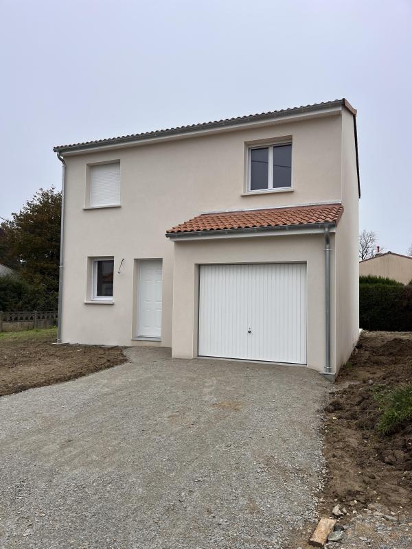 MAISON 3 CHAMBRSE et GARAGE à SAINT-MACAIRE-EN-MAUGES